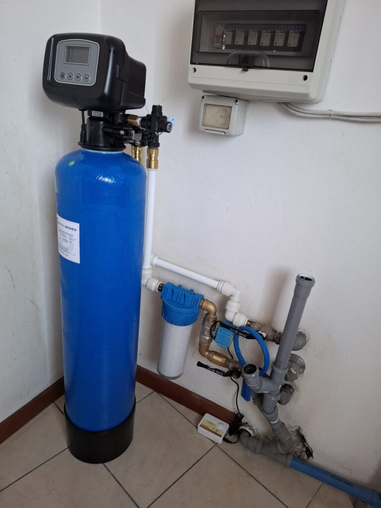 Addolcitore a colonna con prefiltro e scarico, in locale tecnico