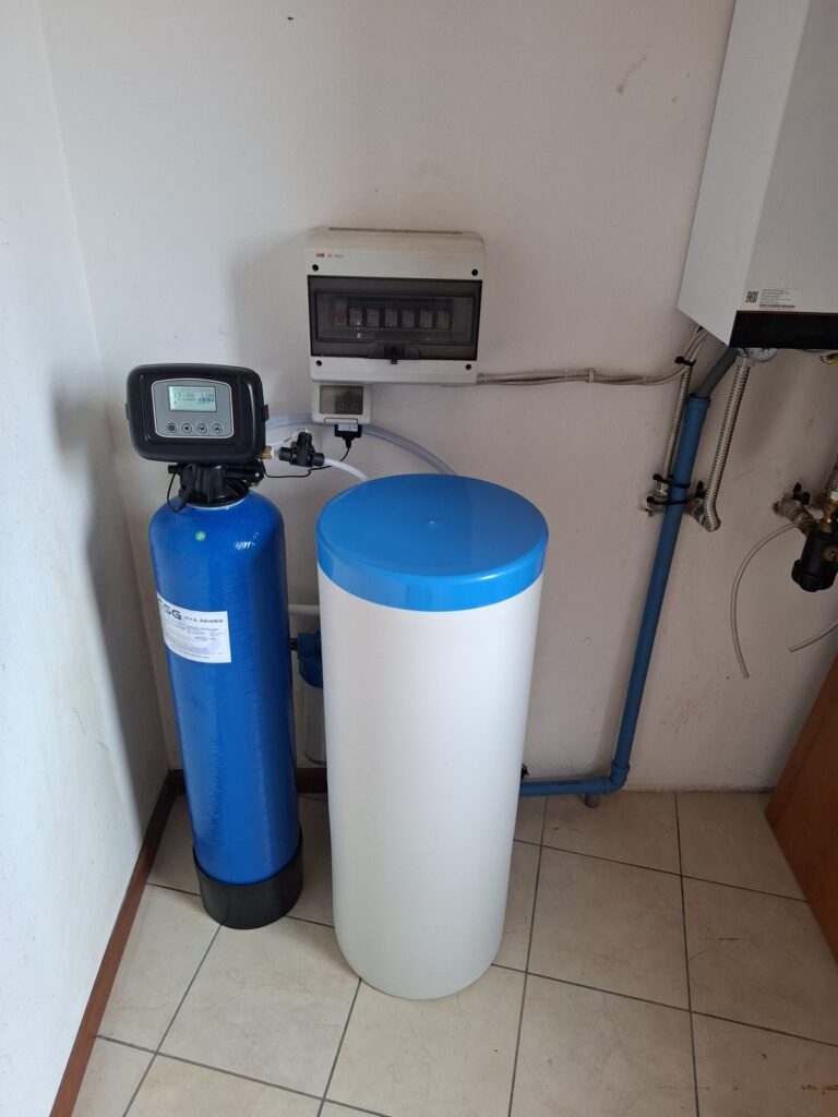 Addolcitore a doppio corpo con bombola resine e tino sale, installato in locale tecnico