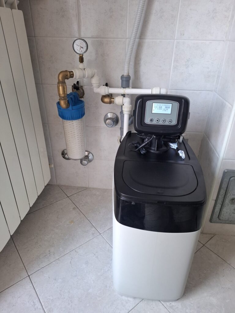 Addolcitore monoblocco con prefiltro a cartuccia e manometro