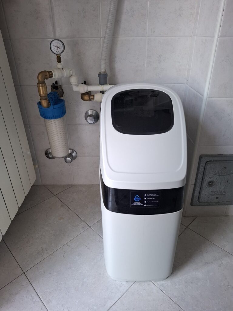 Addolcitore monoblocco installato a parete con prefiltro